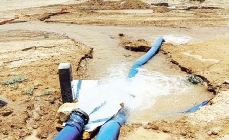 تسرب المياه من الانابيب العامة